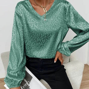 Blusa Leopardo: O Romantismo do Cetim e o Charme da Estampa de Oncinha