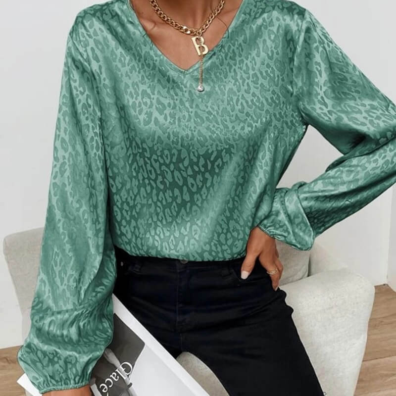 Blusa Leopardo: O Romantismo do Cetim e o Charme da Estampa de Oncinha