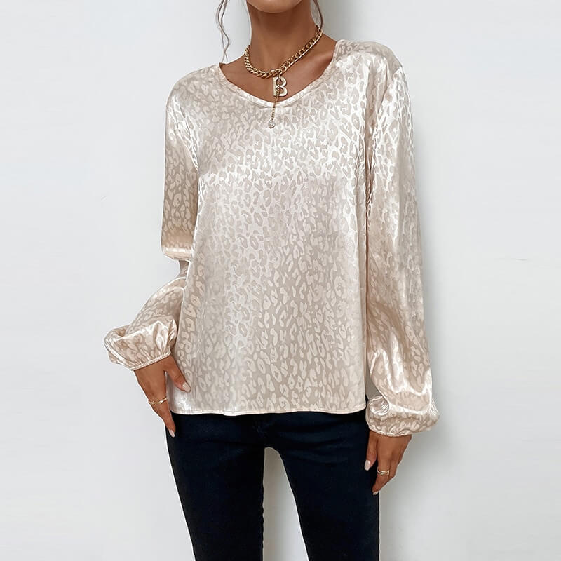 Blusa Leopardo: O Romantismo do Cetim e o Charme da Estampa de Oncinha