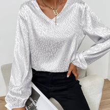 Blusa Leopardo: O Romantismo do Cetim e o Charme da Estampa de Oncinha