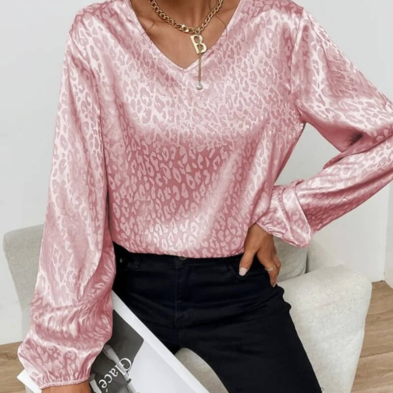 Blusa Leopardo: O Romantismo do Cetim e o Charme da Estampa de Oncinha