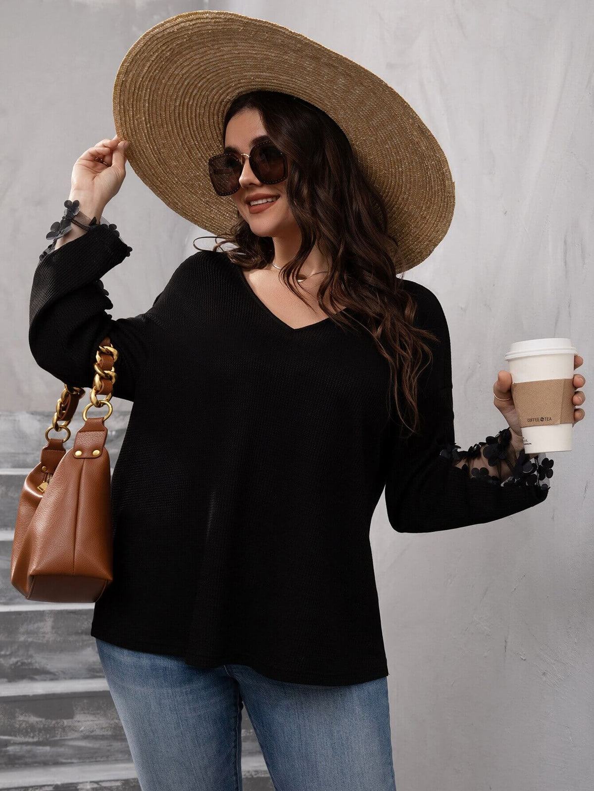 Blusa Casual Petit - Plus Size: Romantismo e Estilo em uma Única Peça